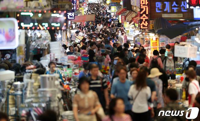 부산 진구 부전시장이 제수용품을 구입하려는 시민들로 북적이고 있다. /뉴스1 ⓒ News1 윤일지 기자