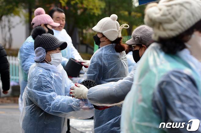 24일 광주 동구 학동에서 동구발전포럼 회원들이 연탄 봉사를 하고 있다. 2023.11.24/뉴스1 ⓒ News1 이승현 기자