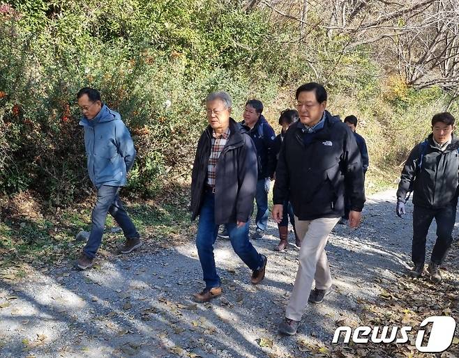 24일 경남 창원시 진해구 둘레길 '드림로드'을 찾은 문재인 전 대통령이 황기철 전 국가보훈처장과 함께 걷고 있다.(독자 제공)