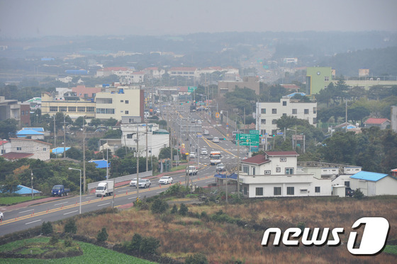 국토교통부는 최근 조달청 나라장터를 통해 '제주 제2공항 건설사업 종합사업관리 도입 방안 연구용역'을 재공고했다고 24일 밝혔다. 제주 제2공항 예정지인 제주 서귀포시 성산읍 신산리 전경. 2015.11.10/뉴스1 ⓒ News1 이석형 기자