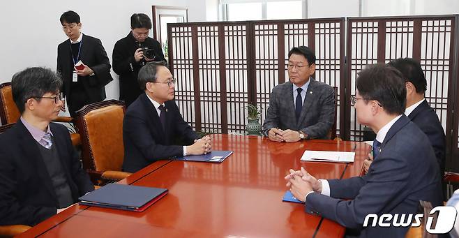 김교흥 국회 행안위 위원장이 20일 오후 서울 여의도 국회 행안위원장실에서 행정안전부 관계자들로부터 정부 행정 전산망 마비 사태와 관련해 보고를 받고 있다. 2023.11.20/뉴스1 ⓒ News1 임세영 기자