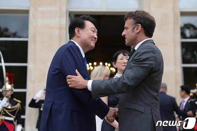 윤석열 대통령과 에마뉘엘 마크롱 프랑스 대통령이 20일 오후(현지시간) 파리 엘리제궁에서 단독회담을 마친 뒤 악수하고 있다. (대통령실 제공) 2023.6.21/뉴스1 ⓒ News1 안은나 기자