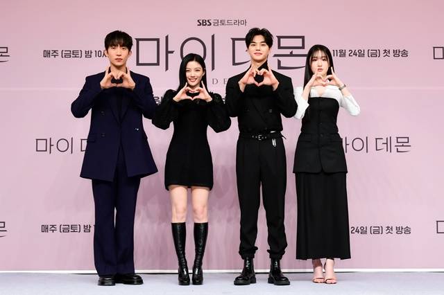 배우 이상이 김유정 송강 조혜주(왼쪽)가 '악마 하트' 포즈를 취하고 있다. /SBS