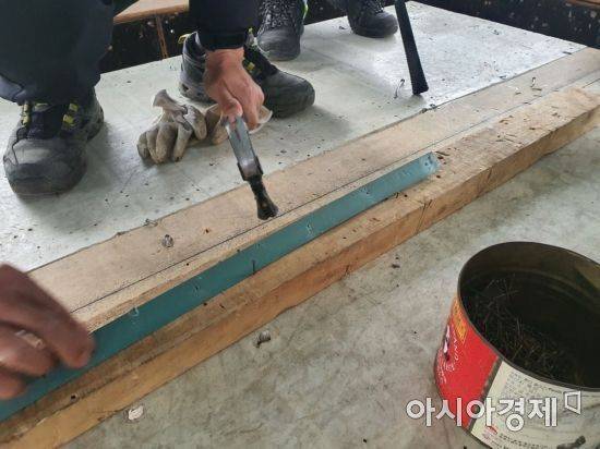 3년 넘게 종사했던 직업을 포기하고 건설 현장에서 일하는 목수가 되기 위해 기능 학교에 다니는 이모씨(31). 사진은 기능 학교의 실습 현장 모습. [사진 제공=이모씨]