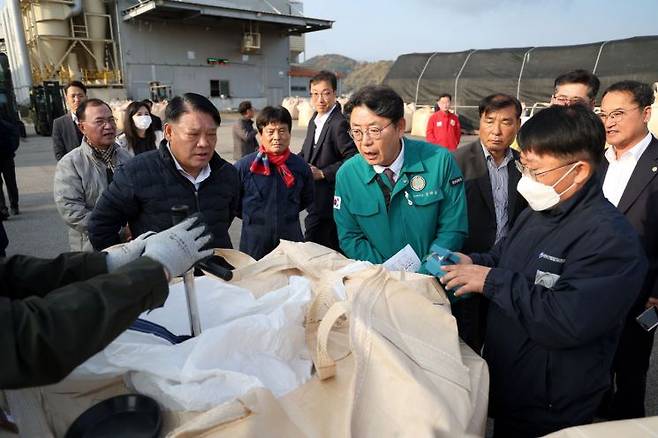 홍태용 경남 김해시장(가운데)이 2023년산 공공비축미 매입 상황을 살피고 있다. [사진제공=김해시청]