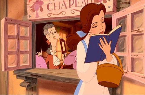 디즈니 애니메이션 '미녀와 야수' 중 주인공 벨이 길을 걸어가면서도 책을 읽는 장면. /디즈니