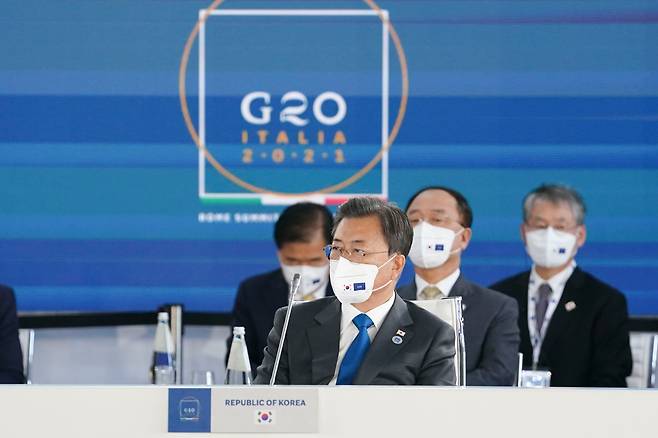 문재인 대통령이 30일(현지시간) 이탈리아 로마 누볼라 컨벤션에서 열린 G20 '국제경제 및 보건' 세션에 참석하고 있다. 2021.10.30/뉴시스