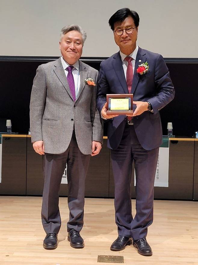 김영식 국민의힘 의원(오른쪽)이 한국원자력학회 공로상을 수상했다. 시상식에는 정범진 한국원자력학회 회장이 참석했다./김영식 의원실