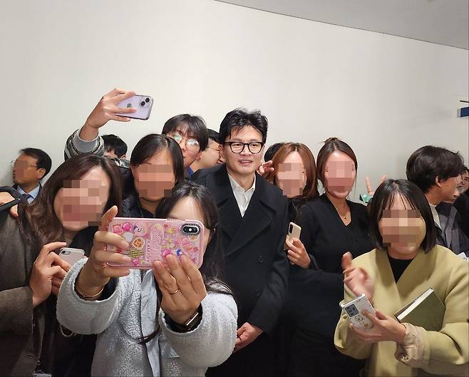 24일 오후 울산과학기술원(UNIST)을 찾은 한동훈 법무부 장관이 학생들과 사진을 찍고 있다./울산=김민소 기자