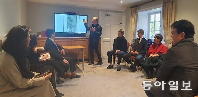 17일(현지 시간) 영국 옥스퍼드대에서 열린 제1회 고려대-옥스퍼드대 포럼에서 이 대학 이언 카이어 교수가 조선시대 전기 사대부인
 학포 양팽손이 그린 것으로 전해지는 산수도를 소개하고 있다. 옥스퍼드=조은아 특파원 achim@donga.com