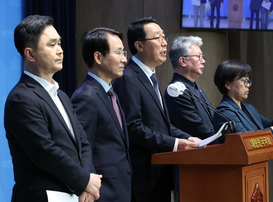 더불어민주당 김종민, 이원욱, 윤영찬, 조응천 의원이 16일 서울 여의도 국회 소통관에서 ‘원칙과 상식’ 출범 기자회견을 하고 있다. 2023.11.16 뉴스1