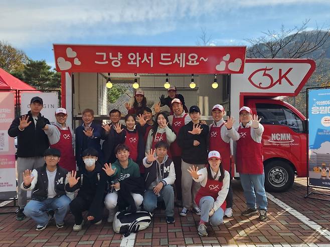 청년밥차 가족들과 명지대 학생들과 함께한 자리. 최재호 기자 cjh1225@donga.com