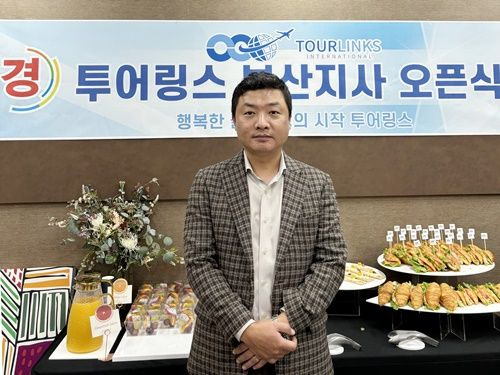 지난 23일 오후 해운대구 우동 KNN빌딩에서 열린 '투어링스 부산지사' 오픈식에서 장문수 대표가 포즈를 취하고 있다. 투어링스 제공