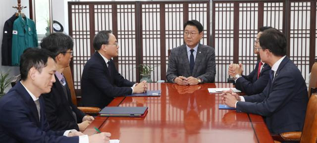 김교흥 국회 행안위 위원장이 20일 오후 서울 여의도 국회 행안위원장실에서 행정안전부 관계자들로부터 정부 행정 전산망 마비 사태와 관련해 보고를 받고 있다. 뉴스1