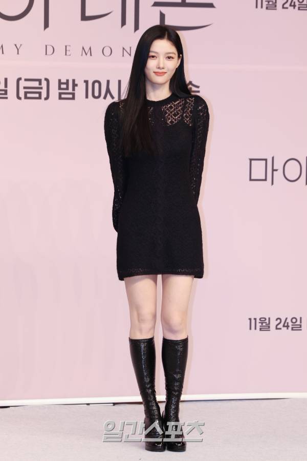 배우 김유정이 24일 오후 서울 양천구 목동 SBS에서 열린 SBS 새 금토드라마 '마이 데몬' 제작발표회에서 포즈를 취하고 있다. '마이 데몬'은 ‘악마 같은’ 재벌 상속녀 도도희와 한순간 능력을 잃어버린 ‘악마’ 구원이 계약 결혼을 하며 벌어지는 판타지 로맨틱 코미디로 오늘 밤 10시 첫 방송. 서병수 기자 qudtn@edaily.co.kr /2023.11.24/