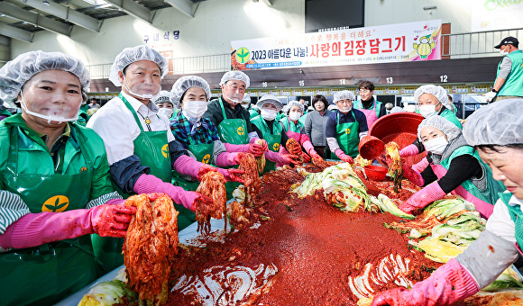 이병환 성주군수(왼쪽 두번째)와 성주군새마을지도자들이 김장김치를 담구고 있다. [사진=성주군]