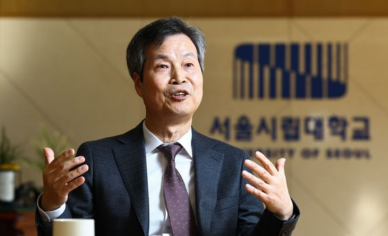 원용걸 서울시립대학교 총장이 20일 시립대 본관에서 공립의대 추진 등 발전 방안에 대해 중앙일보와 인터뷰하고 있다. 김종호 기자