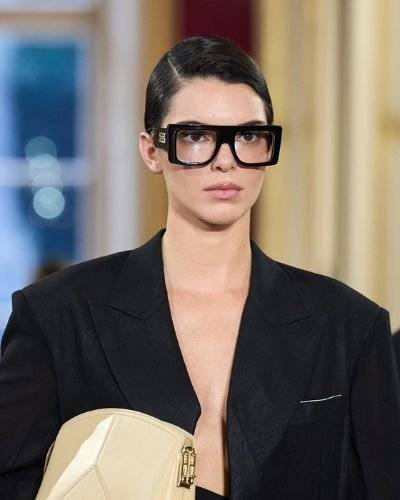 빅토리아 베컴 쇼에서 사각 프레임의 과장된 안경을 착용하고 나온 켄달 제너. 사진 빅토리아 베컴 홈페이지