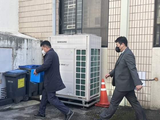 지난 10일 검찰이 구속 기소된 검경 브로커와 관련된 인사 청탁·수사 기밀 유출 등과 관련 광주 북부경찰서를 압수수색하고 있다. 검찰은 사건 청탁을 대가로 18억여원의 금품을 받아챙긴 혐의로 브로커 성모씨를 구속하고 경찰과 검찰 연루자에 대한 수사를 이어가고 있다. 뉴스1