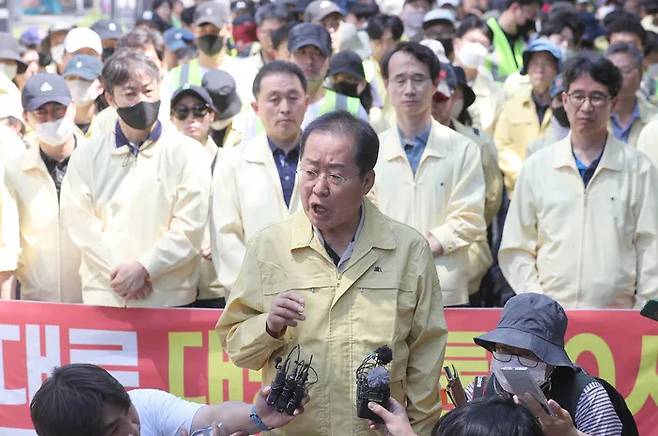 홍준표 대구시장이 지난 6월17일 대구 중구 대중교통전용지구에서 열린 대구퀴어문화축제 행정대집행 현장에서 발언하고 있다. 연합뉴스