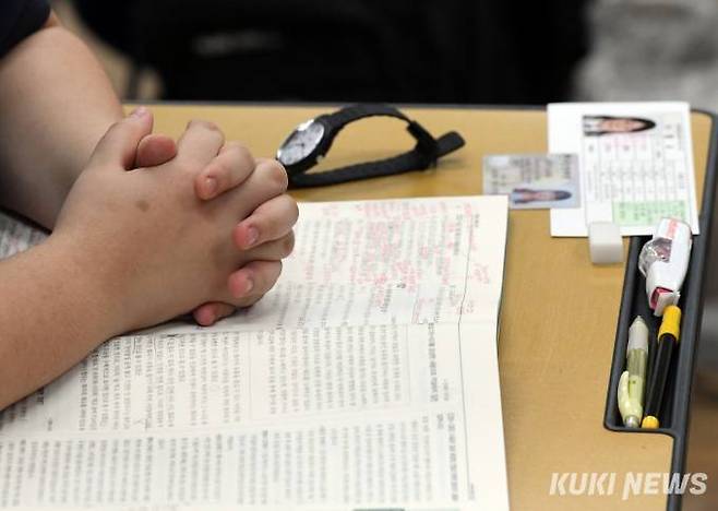 2024학년도 대학수학능력시험이 치러지는 16일 서울 여의도여자고등학교에서 수험생들이 시험을 준비하고 있다. 사진공동취재단