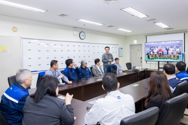 한국지엠은 지난 20일부터 24일까지 품질 주간(Quality Week) 캠페인을 개최하며 무결점 제품 품질 확보 및 성숙한 품질 문화 구축을 위한 노력에 본격 돌입했다. 사진은 23일 인천 부평 본사에서 개최된 품질 현장 투어에 참석한 임직원들의 모습 [사진제공=한국지엠]