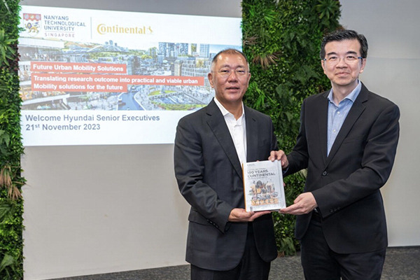 Hyundai Motor Group Chairman Euisun Chung, left, and Continental Automotive Singapore’s CEO Lo Kien Foh. [Courtesy of Continental]