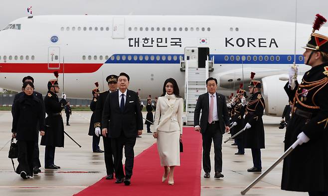 영국 국빈방문을 마치고 프랑스에서 2030 부산세계박람회 유치 활동을 이어가는 윤석열 대통령과 부인 김건희 여사가 23일(현지시간) 파리 오를리 국제공항에 도착, 전용기인 공군 1호기에서 내린 뒤 이동하고 있다. [연합]