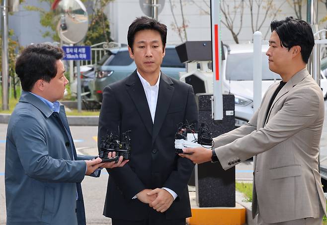 마약 투약 혐의를 받는 배우 이선균씨가 4일 오후 조사를 받기 위해 인천논현경찰서에 있는 인천경찰청 마약범죄수사계에 재출석하고 있다. [연합]