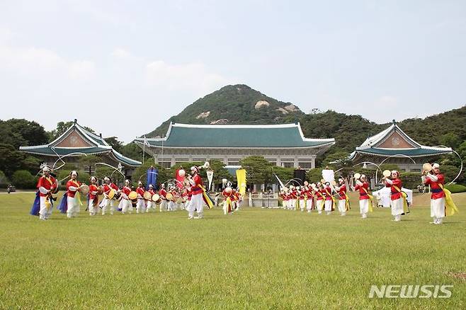 [광주(경기)=뉴시스] 광주시립광지원농악단이 청와대에서 국립국악원 등과 합동공연을 펼치고 있다