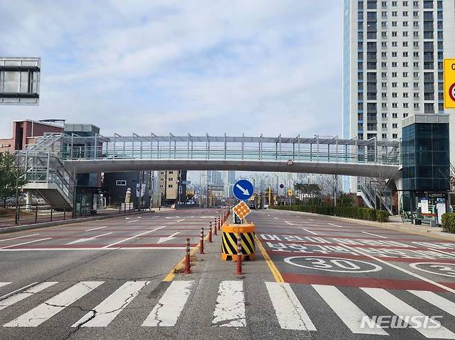 [오산=뉴시스] 덮지붕(케노피)가 설치된 오산 삼미초등학교 앞 육교 모습 (사진 = 오산시 제공)