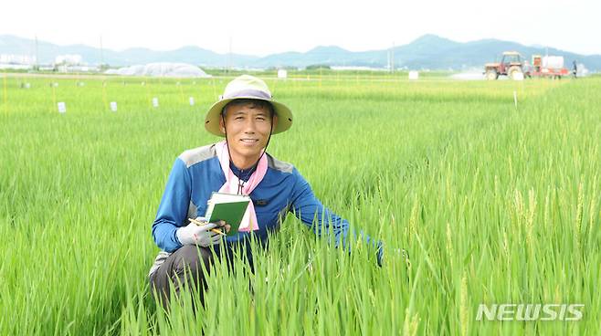 [나주=뉴시스] 신서호 전남도농업기술원 연구사가 고품질 밥쌀용 벼 품종 '새청무'를 개발한 공로를 인정받아 한국육종학회로부터 코레곤품종상을 수상했다. (사진=전남도농업기술원 제공) 2022.-7.07. photo@newsis.com