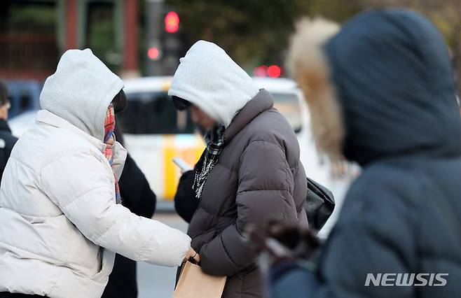 [서울=뉴시스] 김명년 기자 = 초겨울 추위가 찾아온 지난 17일 오후 서울 종로구 세종대로 사거리에서 시민들이 옷깃을 여미고 있다. (해당 사진은 기사와 직접 관련이 없습니다.) 2023.11.17. kmn@newsis.com