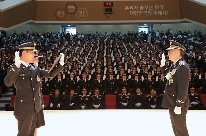 전남 여수 해양경찰교육원에서 열린 졸업식에서 신임 해경들이 복무선서를 하고 있다. 여수해경교육원 제공