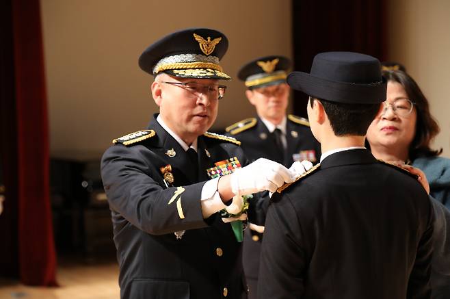 김종욱 해양경찰청장이 신임 해경에게 계급장을 붙여주고 있다. 여수해경교육원 제공