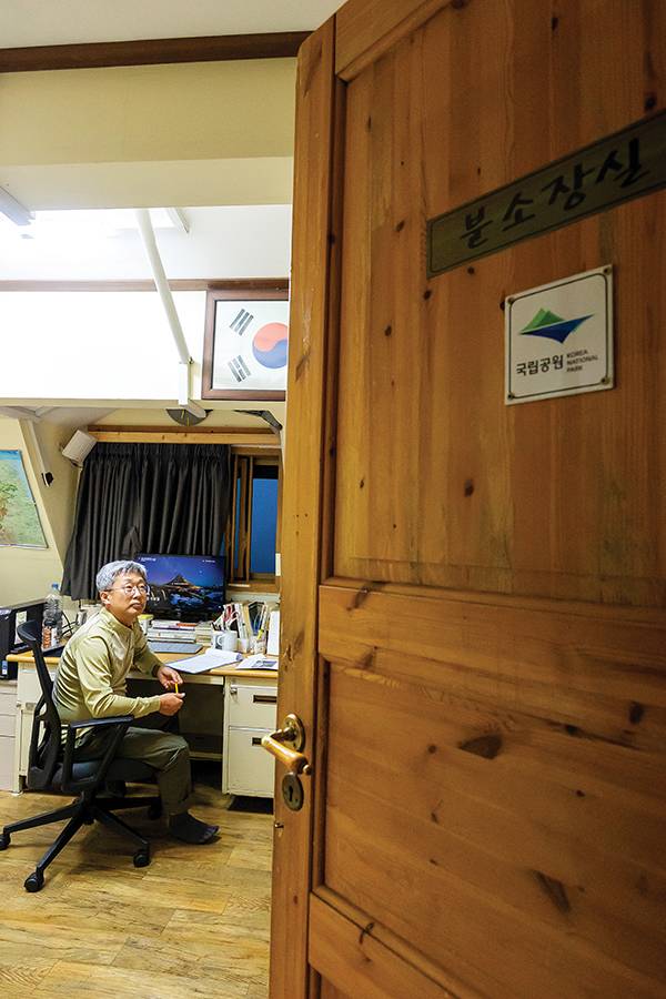 대피소 2층에 마련된 분소장실에서 업무 중인 이해일 분소장.