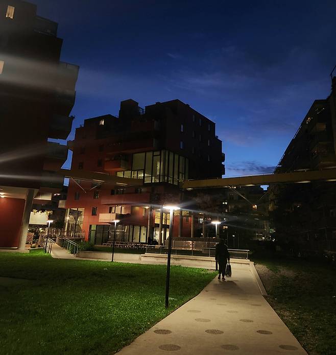 오스트리아 빈에 있는 임대주택 ‘손벤트피어텔(Sonnbendviertel)’ 단지 안으로 들어가면 보이는 모습. 각 동은 서로 연결돼 있어 주민 간 이동을 편리하게 했다.