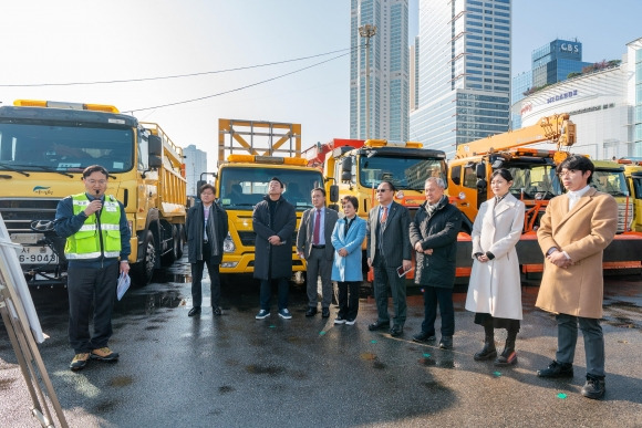 지난 22일 제321회 정례회 기간 중 서울시설공단 도로환경처에서 관리하는 목동기지 현장을 방문한 서울시의회 교통위원회(위원장 박중화)