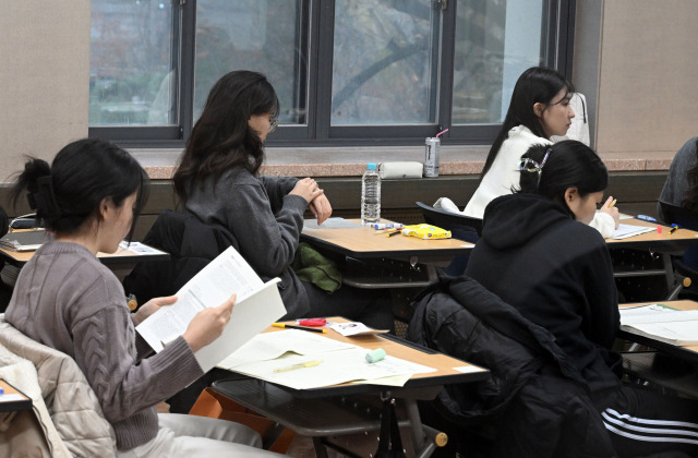 2024학년도 대학수학능력시험일인 지난 16일 서울 중구 이화여자외국어고등학교에서 수험생이 시험 시작을 기다리고 있다. 사진공동취재단