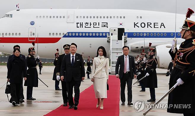 윤석열 대통령 부부, 프랑스 파리 도착 (파리=연합뉴스) 임헌정 기자 = 영국 국빈방문을 마치고 프랑스에서 2030 부산세계박람회 유치 활동을 이어가는 윤석열 대통령과 부인 김건희 여사가 23일(현지시간) 파리 오를리 국제공항에 도착, 전용기인 공군 1호기에서 내린 뒤 이동하고 있다. 2023.11.24 kane@yna.co.kr