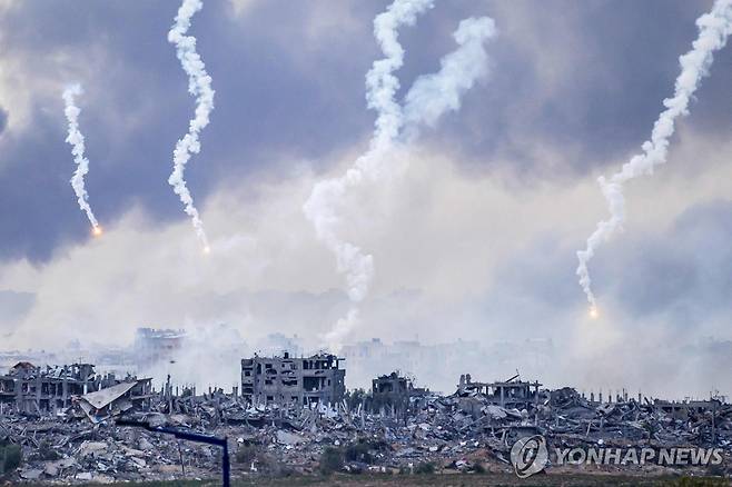 가자지구 상공에 피어오르는 연기 (이스라엘-가자지구 국경 AFP=연합뉴스) 22일(현지시간) 가자지구 북부에서 이스라엘군의 공습과 조명탄에 의한 연기가 피어오르고 있다. 사진은 이스라엘에서 바라본 모습. 2023.11.23 danh2023@yna.co.kr