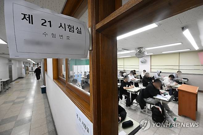 긴장되는 시간 2024학년도 대학수학능력시험일인 지난 16일 오전 경기의 한 고등학교에서 수험생들이 시험 준비를 하고 있다. [경기사진공동취재단. 연합뉴스 자료사진]