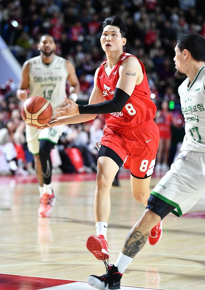 24일 DB전에서 공격을 시도하는 SK 안영준 [KBL 제공. 재판매 및 DB 금지]