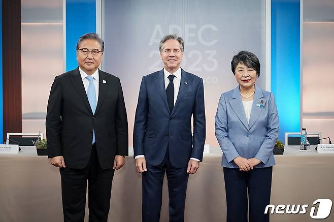 박진 외교부 장관(왼쪽부터)이 14일(현지시간) APEC 정상회의가 열릴 미국 샌프란시스코 모스코니 센터에서 토니 블링컨 미국 국무장관, 가미카와 요코 일본 외무상과 한미일 외교장관회의 전 기념촬영을 하고 있다. (외교부 제공) 2023.11.15/뉴스1