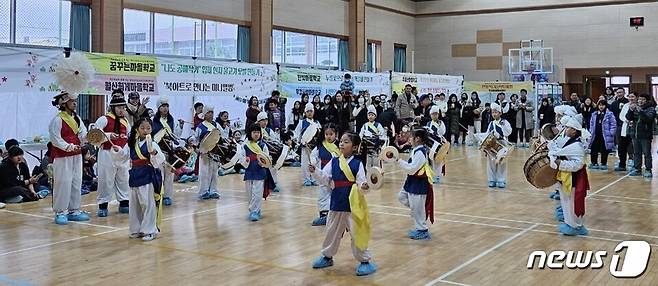 담양교육지원청(교육장 이경애) - 18일 '2023 작은학교와 함께하는 청죽골마을교육공동체 한마당'에서 학생들이 풍물놀이를 선보이고 있다.(전남교육청 제공)/뉴스1