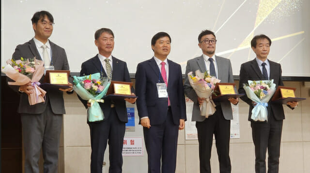 김종원 학회장(가운데)과 한국경영정보학회 경영정보대상 수상 기업 4곳 대표들이 상을 받고 있다.