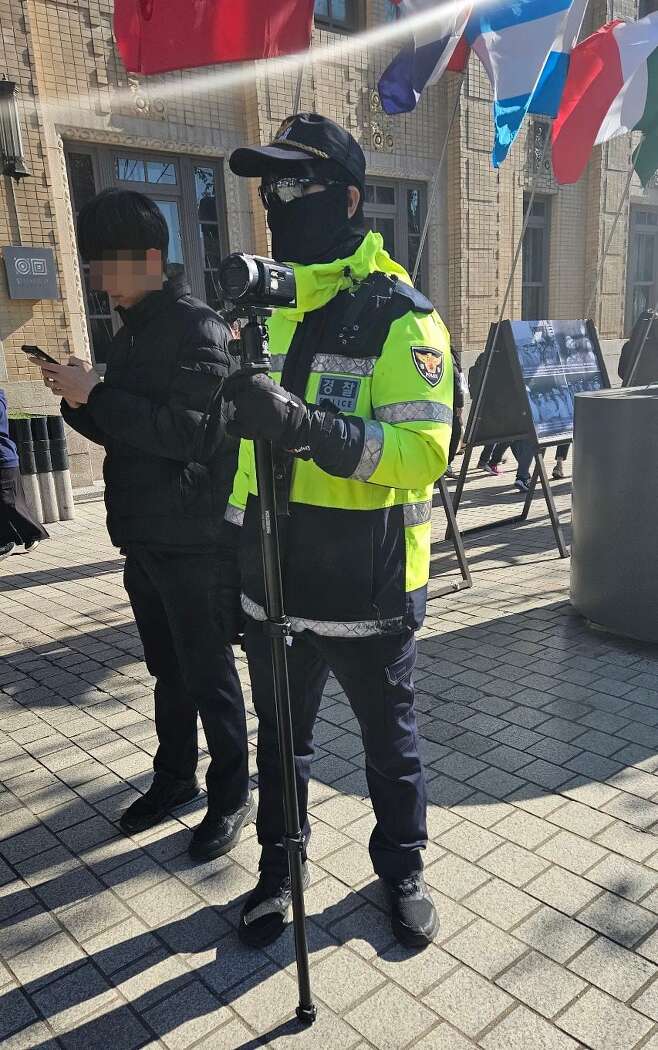 2023년 11월 20일 서울 광화문사거리에서 한 경찰이 모노포드에 캠코더를 장착하고 채증을 준비하고있다. / 조인원 기자