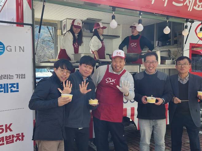 음식을 나눠주고 명지대학교 학생들과 행정인력과 포즈를 취하고 있는 개그맨 오지헌. 최재호 기자 cjh1225@donga.com