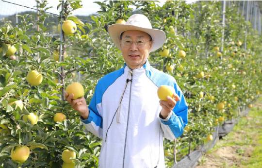 사과 '시나노골드'로 대상을 수상한 오성섭 씨<한국과수농협연합회 제공>