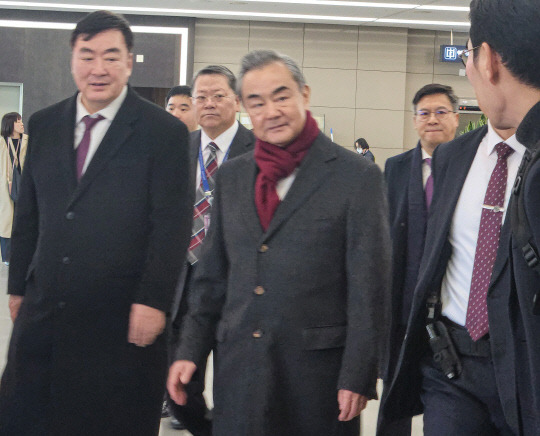 = 왕이 중국 공산당 중앙정치국 위원 겸 외교부장이 25일 오후 김해국제공항에 도착해 취재진의 질문을 받고 있다. 왕 부장은 오는 26일 열리는 한중일 외교장관회의에 참석하기 위해 2년여 만에 방한했다. 연합뉴스